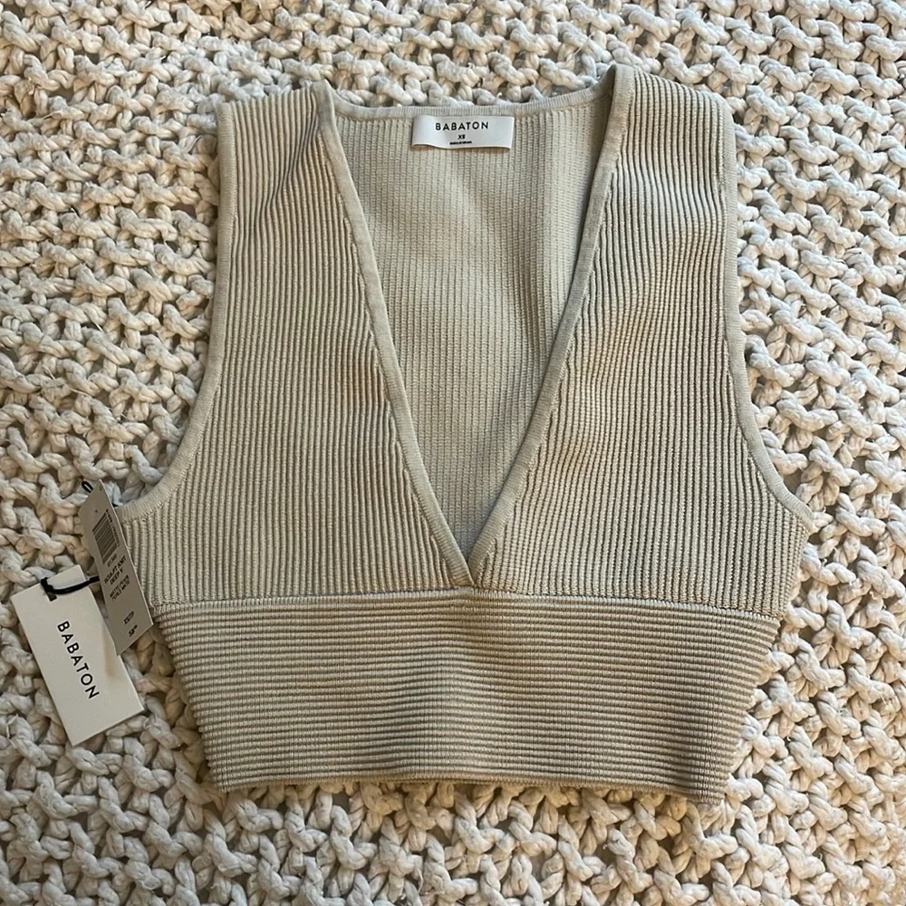 NWT Aritzia Sculpt Knit Deep V Top Size XS - Picture 1 of 3